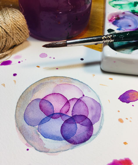 Ilustración en acuarela de embrión en tonos violetas, obra artesanal de Sara Puig Alier