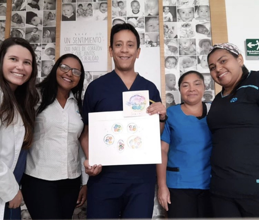 Equipo médico de clínica de fertilidad con acuarela de embriones de Sara Puig Alier