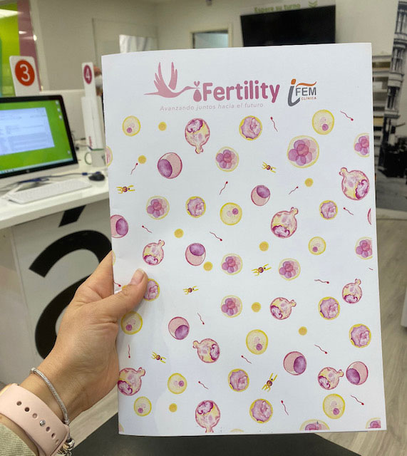 Diseño con embriones en acuarela para clínica de fertilidad iFertility, ilustraciones personalizadas